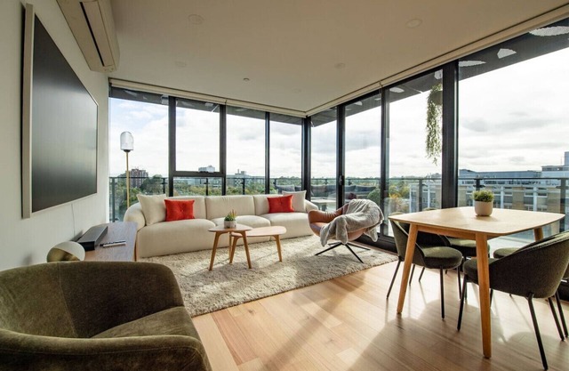 Stylish Penthouse Oasis Near Royal Park + Parking