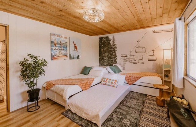 Stylish Pet Friendly Cabin, Walk to the Slopes, Golf and Zoo, BBQ and Firepit