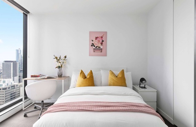 Stylish Pet-Friendly 2BR, Walk to Southern Cross
