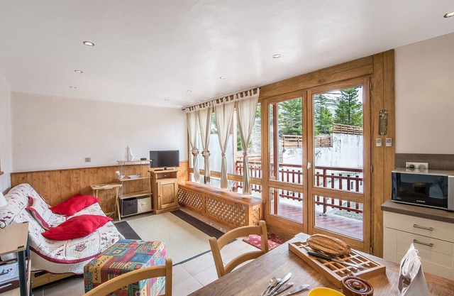 Stylish Renovated Apartment with Direct Ski Slope Access