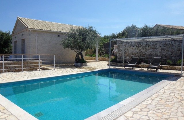 Stylish Seaside Villa for two