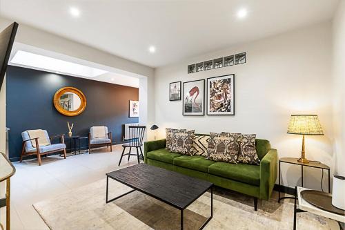 Stylish Shepherd's Bush Flat w/Patio