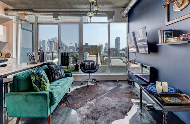 Stylish Studio: Skyline Views & Luxe Comforts