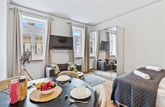 Stylish Studio, Smart TV, 2 Beds