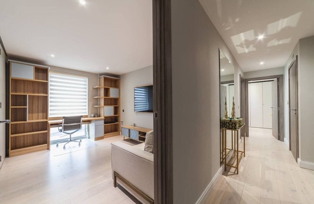 Stylish Three-Bedroom Flat in Vibrant Battersea