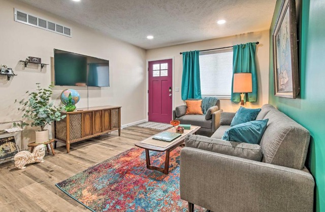 Stylish Vacation Rental - Walk to ISU!