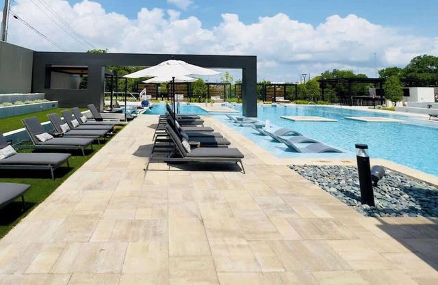 Stylish Vibrant Unit Near Domain | Pool & Gym