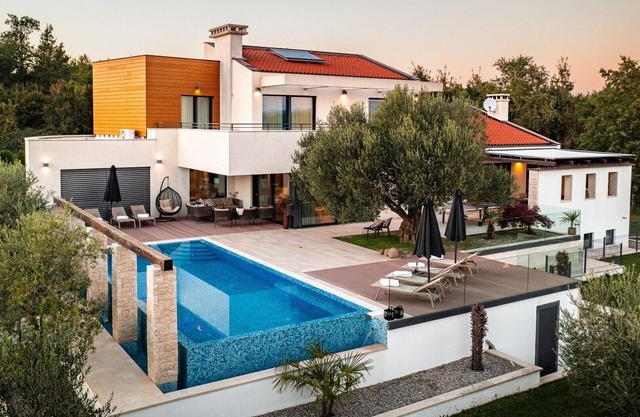 Stylish Villa Pedena with a pool and a gym