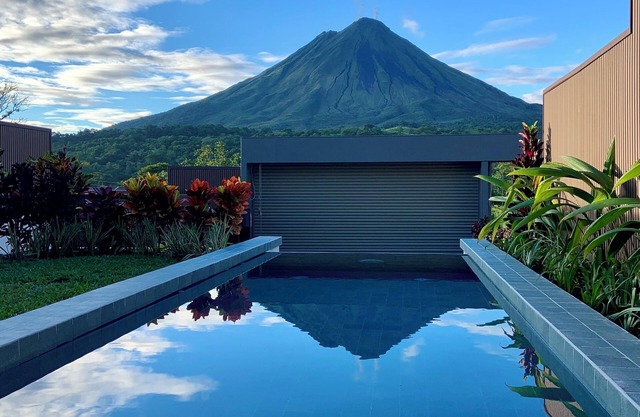 Stylish Volcano Villa w/Jacuzzi & Private Pool, volcano views, sun deck, WiFi