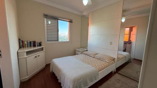 Suíte com espaço compartilhado ao lado do shopping, BOS, Centro