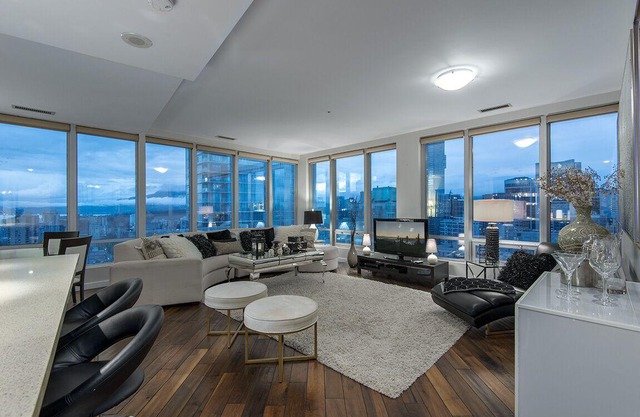 Sub-penthouse 2br/2ba Central Downtown