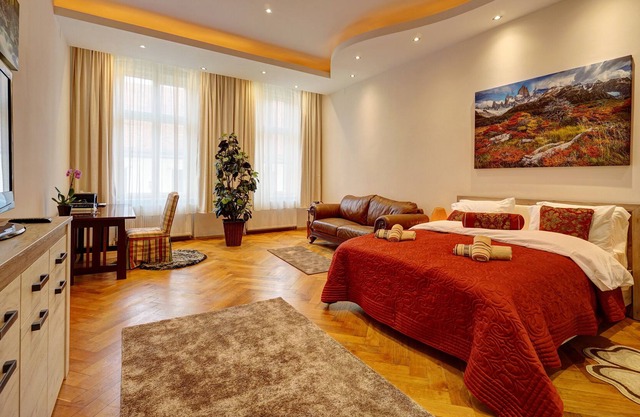 Substantial holiday home, Brasov Old Town centre 'bulls-eye', best for families