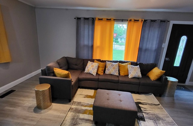 Suburban area with King Bed Comfy 3 bedroom home