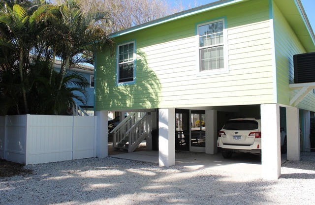 SUGAR REEF "B" One Minute Walk to the Beach!