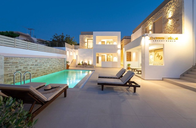 Suit Anthos near to the beach with pool