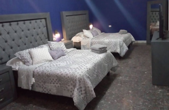 SUITE 2, EN PRIMER PISO CON DOS CAMAS QUEEN, CON TV, Y UN GRAN BAÑO