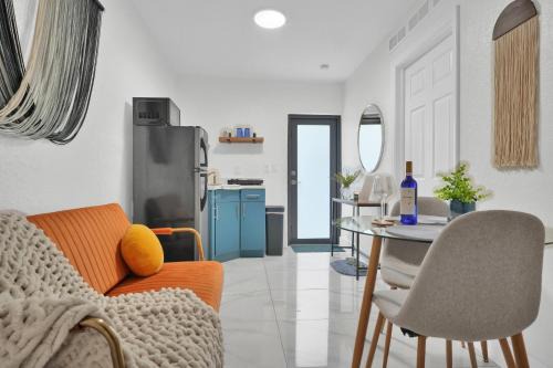 Suite Azul - fully-stocked, 1BR Apt with Private Patio and Free Parking