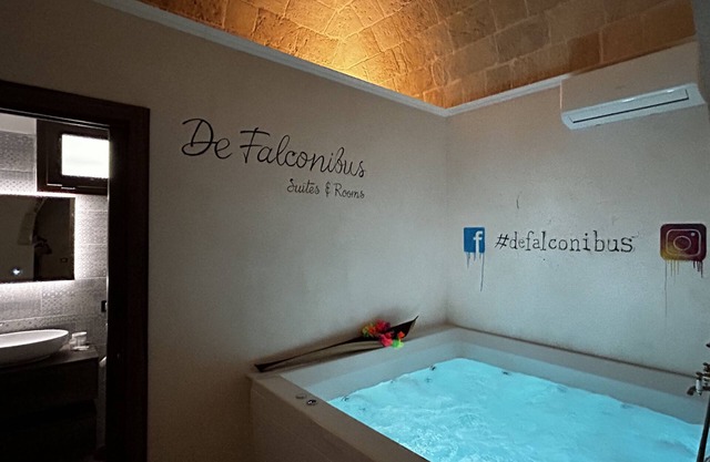 Suite Il Vico – Charming Spa Suite with Jacuzzi, Sauna and Quadruple Room