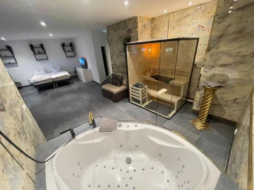 Suite Julius Cesar mit Private Sauna & Whirlpool