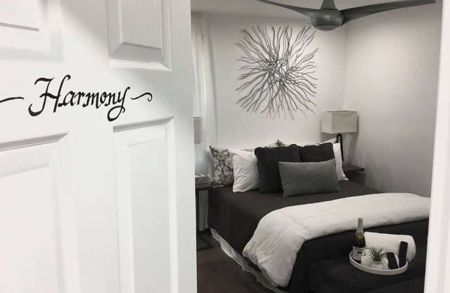 Suite Retreat Luxurious 3 BR, 3 BathRoom Rancher has game room and house keeper.