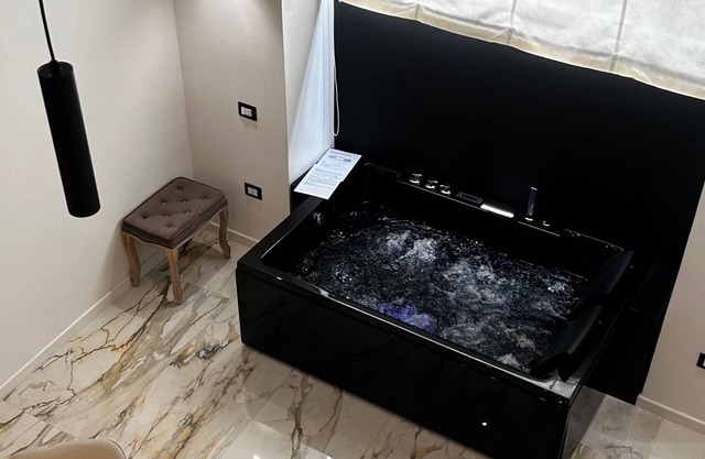 Suite Visconti – Romantic Spa Suite with Private Whirlpool in Pulsano Old Town