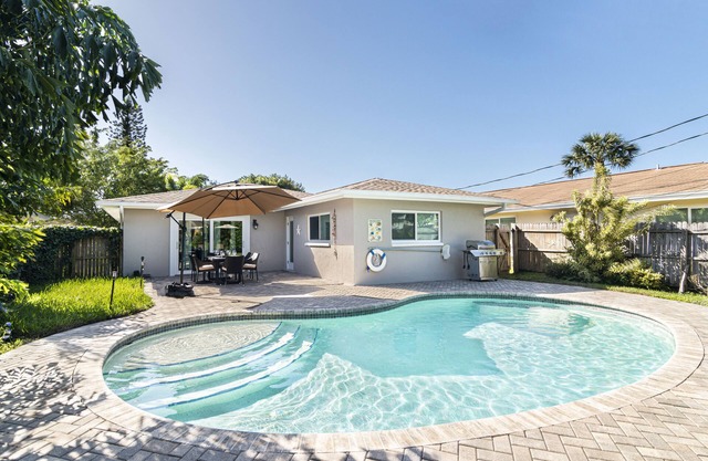 SUMMER PROMOTION! Cute Designer Home, Heated Pool Oasis, Near Beach, FREE Bikes