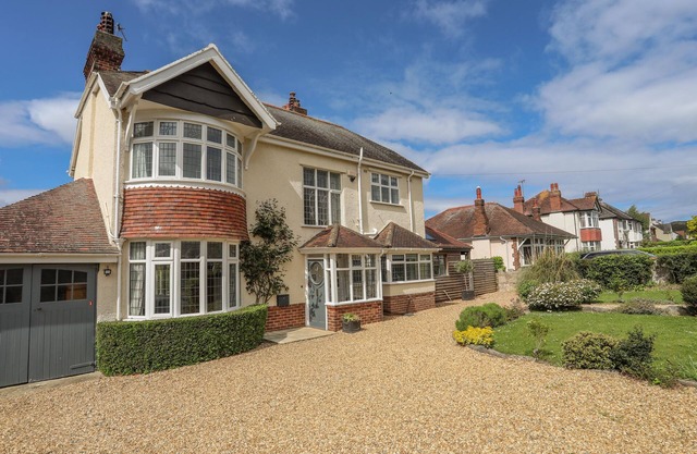 SUMMERFIELD, pet friendly, character holiday cottage in Deganwy
