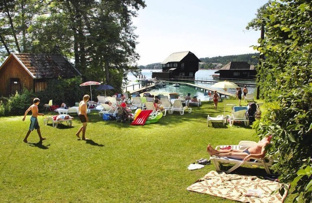 Sunny holiday apartment with balcony on Klopeinersee with private beach