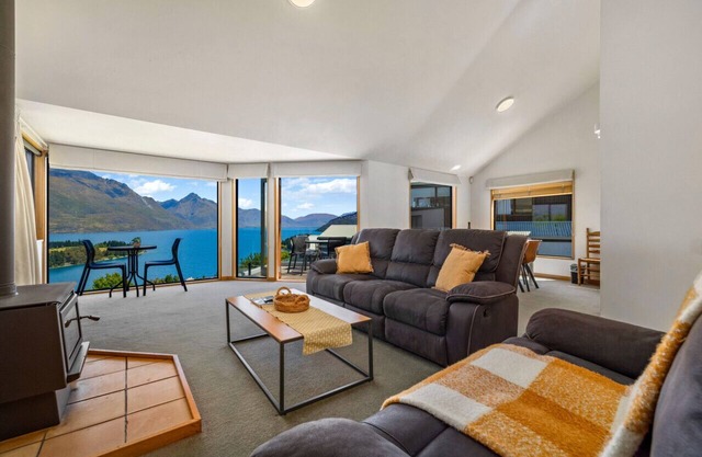 Sun-filled on Wakatipu - Pet Friendly