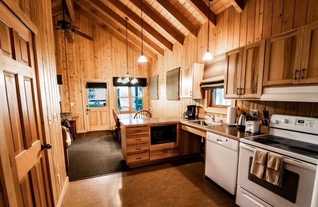 Sun Mountain Lodge - Lakeside One-Bedroom