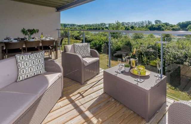 Sundowner - HM108 - Lakeside Spa Property