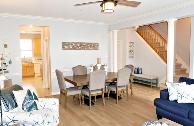 SUNDRENCHED REFLECTIONS | 4 Bed, 3.5 Bath