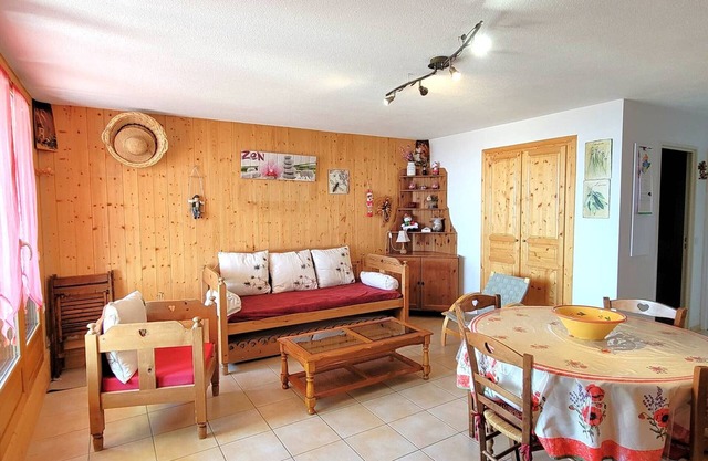 Sunlit Ground Floor Apartment, Sleeps 5, South-Facing Terrace - Chaillol 1600