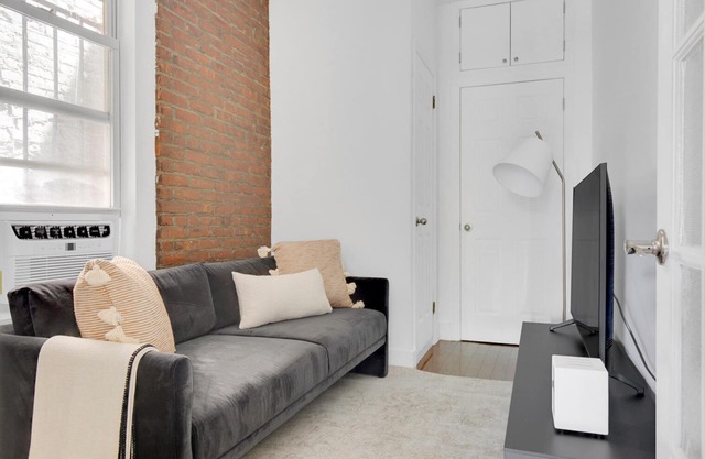 Sunlit LES 1BR w/W/D, steps to B/D train, by Blueground