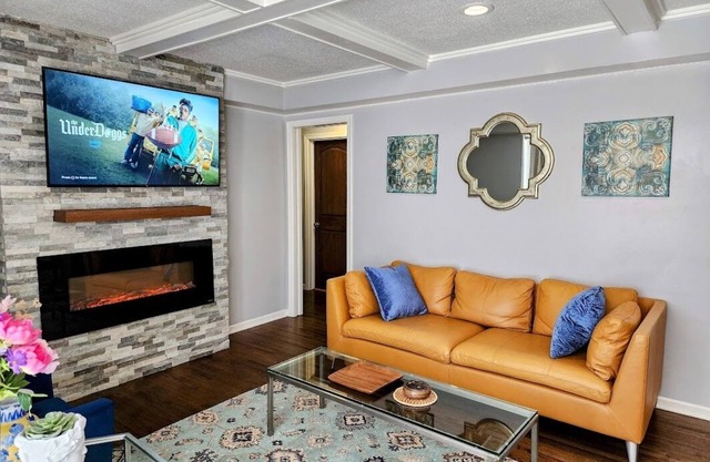 Sunlit Oasis: Family Friendly Suburban Private 4 Bedroom Retreat