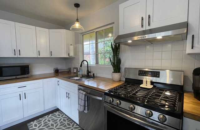 Sunlit Surf Guest House - Downtown -2bd/1ba