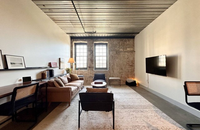 Sunny 1BR Apartment Walking Distance to Fiserv
