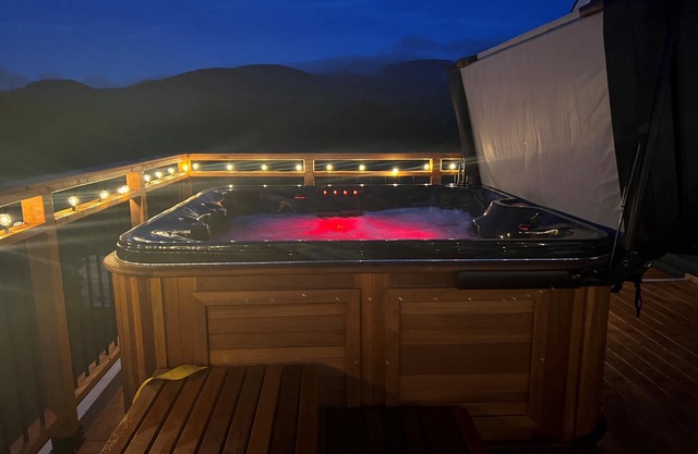 Sunny Acre Lodge - 5 Bedrooms with Hot Tub