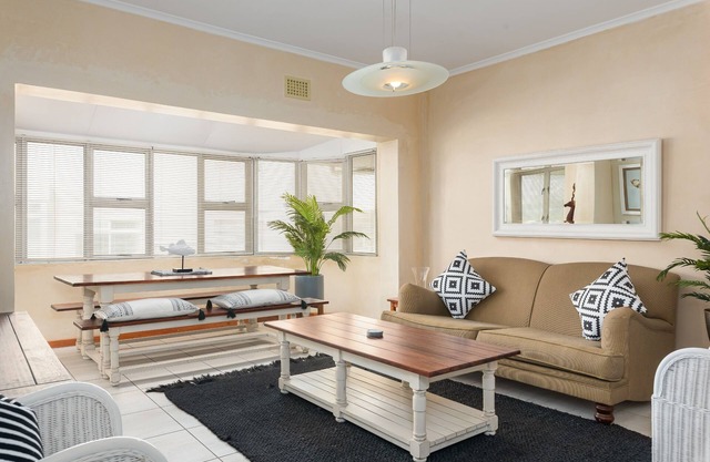 Sunny and Warm Apartment | Great Location | DSTV
