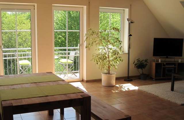 Sunny apartment (99 sqm) with balcony for up to 5 people