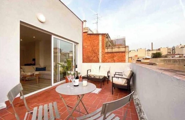 Sunny attic with private terrace in Barcelonann