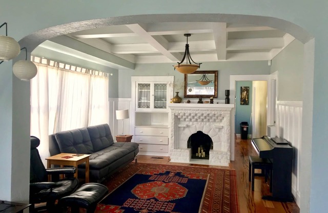 Sunny Berkeley 3 bedroom/2 bathroom house near BART (subway)