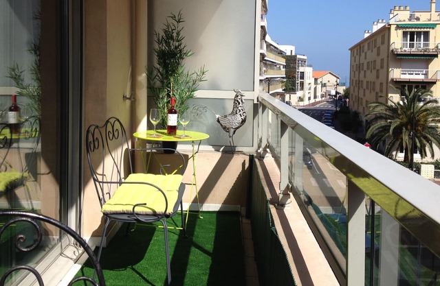 Sunny Blvd Albert 1er 2 bed apartment - close to beaches