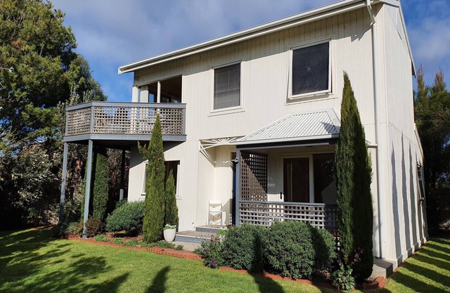 Sunny, cosy, private cottage by the beach
