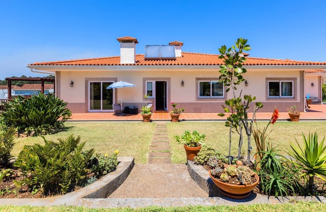 Sunny Country House with Swimming Pool