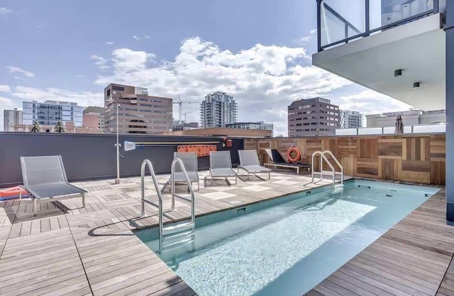 Sunny Cozy Calgary Tower View