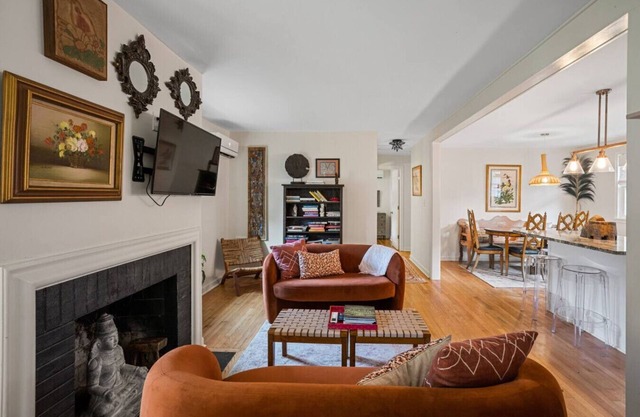 Sunny & Cozy Walkable Downtown Cottage