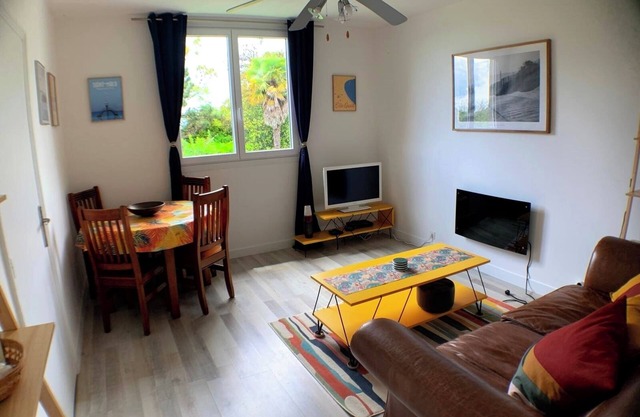 Sunny apartment 12 mins to beach