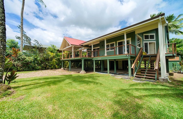 Sunny Hanalei home, steps from beach and town.