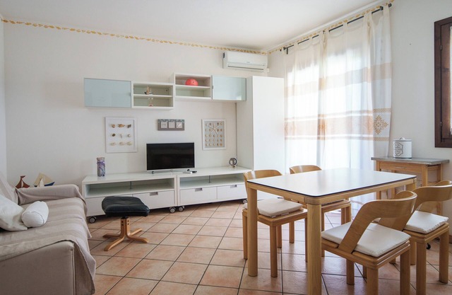 Sunny House - One Bedroom Apartment, Sleeps 4
